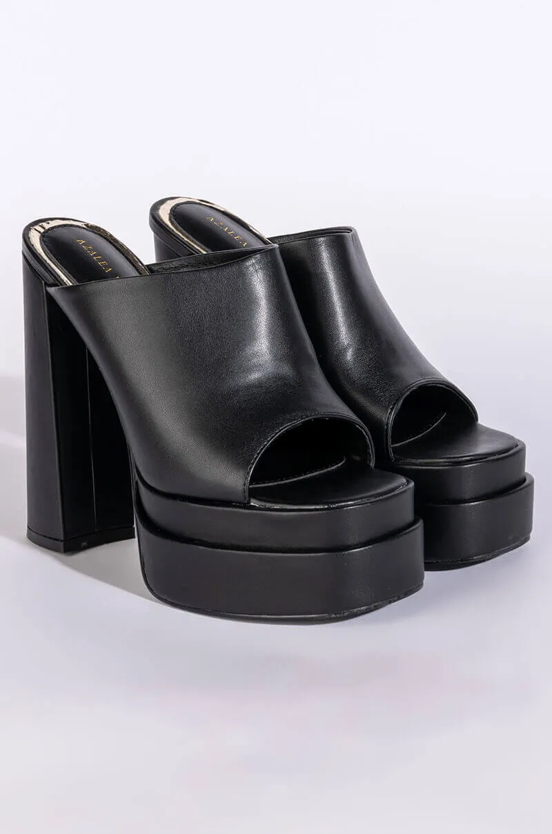 AZALEA WANG CASH SMOOTH VEGAN LEATHER CHUNKY SANDAL IN BLACK